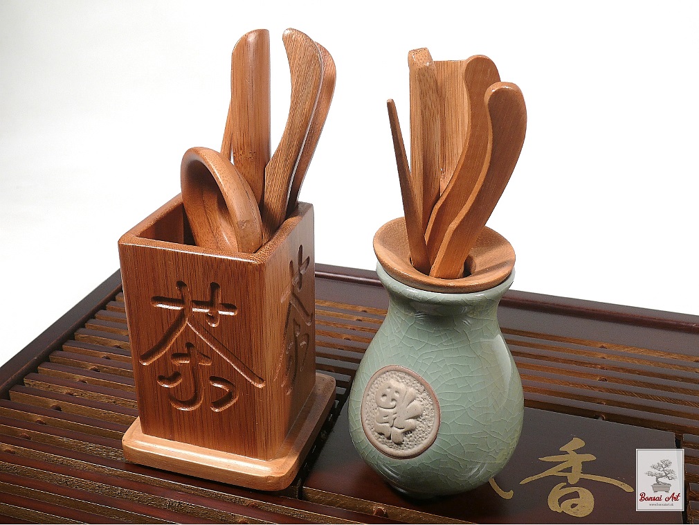 Bambusové náradie na prípravu sypaného čaju v keramickom stojane