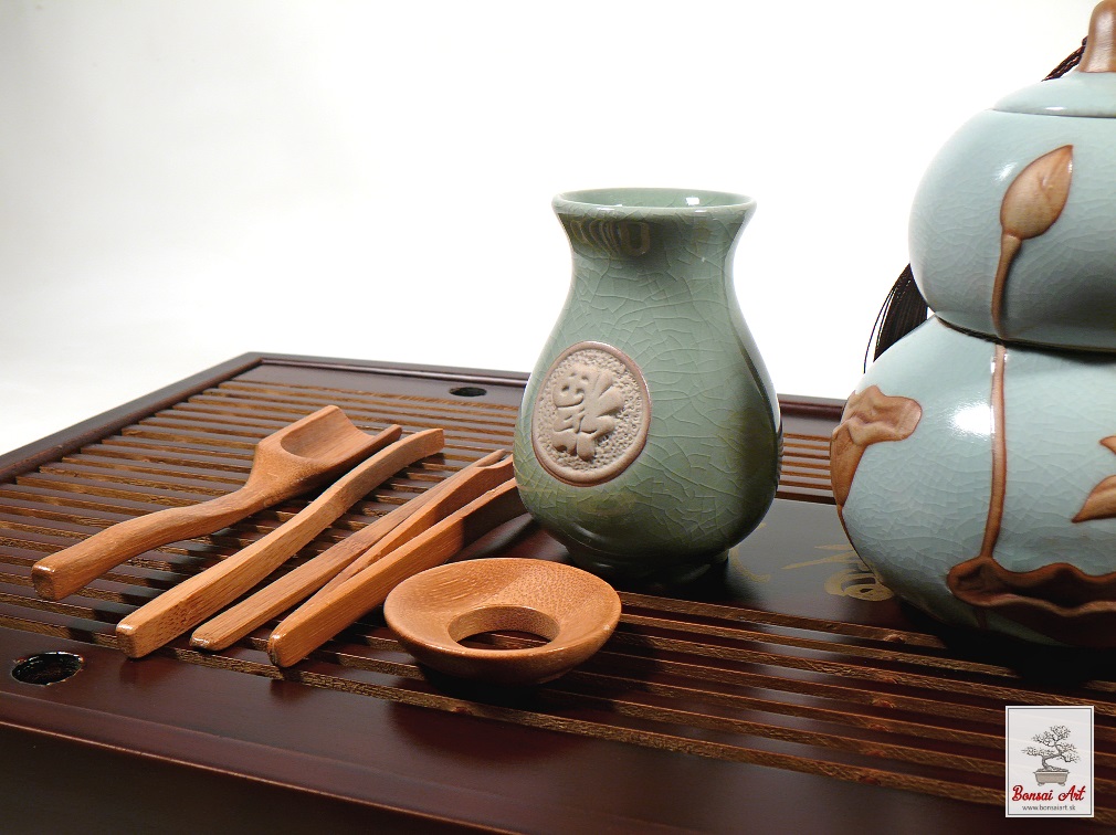 Bambusové náradie na prípravu sypaného čaju v keramickom stojane