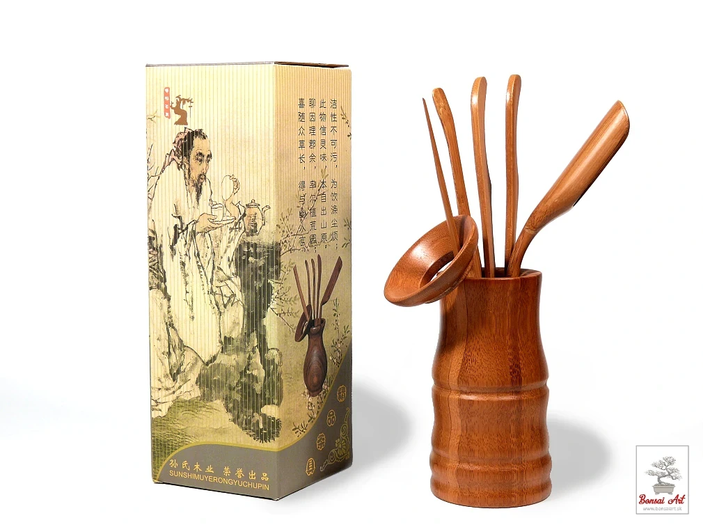 Bambusové náradie na prípravu sypaného čaju v drevenom stojane
