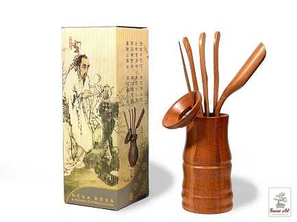 Bambusové náradie na prípravu sypaného čaju v drevenom stojane