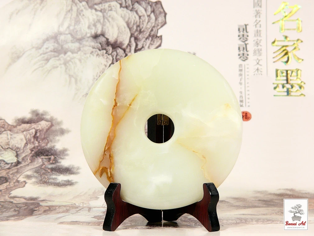 Čínsky brúsený leštený kamenný disk s dierou v strede