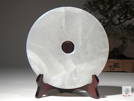 Prírodný leštený okrúhly dekoračný kameň na drevenom stojane